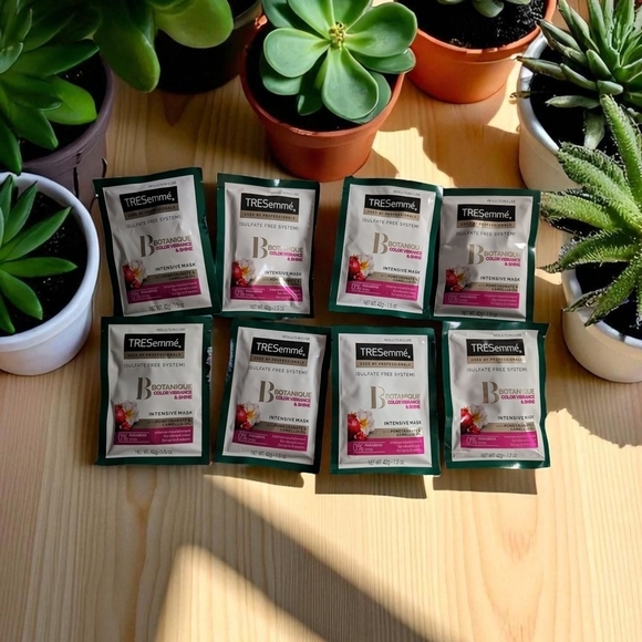 Tresemmé Other - TRESemmé Botanique Color Vibrance & Shine Masks (8 Packages) (New)